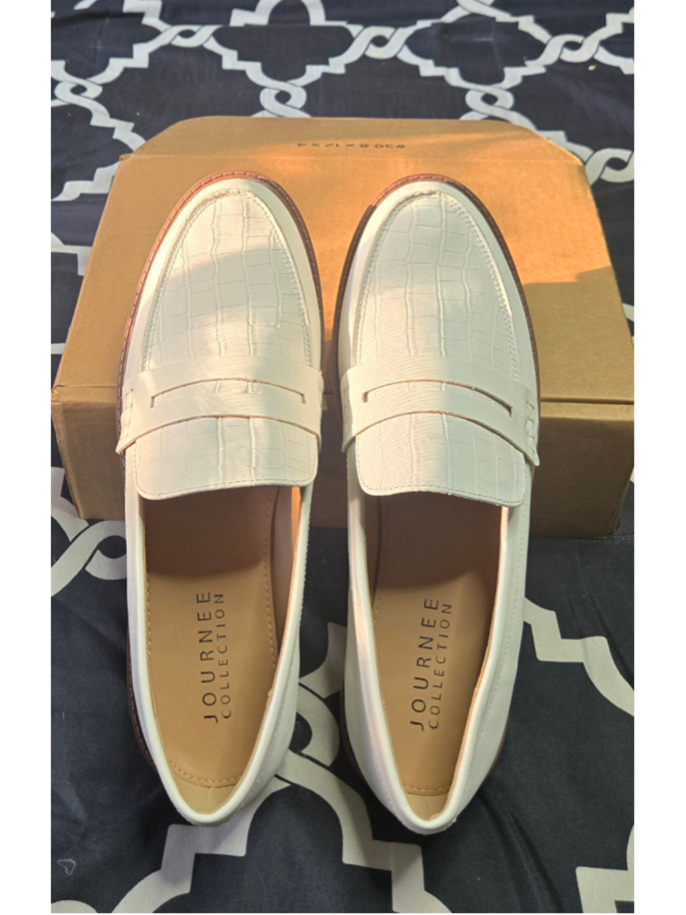 Women's Journee Collection White Penny Loafers Size 12 NIB - Picture 3 of 7